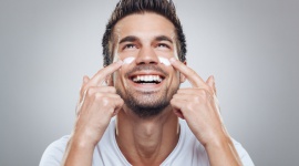5 kroków do zadbanej męskiej skóry Uroda, LIFESTYLE - Skóra mężczyzny różni się od kobiecej – głównie ze względu na różnice w gospodarkach hormonalnych obydwu płci. Jak odpowiednio zadbać o męską skórę? Podpowiadamy w pięciu prostych krokach!