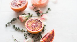 Moda na składniki anti-aging – gdzie je znajdziemy, jakie mają zastosowanie? Uroda, LIFESTYLE - Wraz z upływem lat skóra zaczyna się poddawać procesom starzenia. Pojawiają się zmarszczki i przebarwienia, a skóra staje się sucha i mało elastyczna.