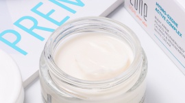 DLACZEGO TWARZ TAK SZYBKO SIĘ STARZEJE? Uroda, LIFESTYLE - Skóra twarzy w porównaniu do reszty ciała starzeje się o wiele szybciej i łatwiej można zobaczyć na niej oznaki odwodnienia. Odpowiedzialne jest za to m.in. negatywne działanie promieni słonecznych, a twarz jest na nie codziennie narażona.