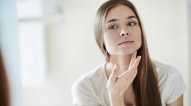 Jesienne problemy z trądzikiem, jak im zaradzić? Uroda, LIFESTYLE - Jesienne problemy z cerą zazwyczaj uderzają ze zdwojoną siłą. Latem trądzik często zostaje wyciszony, aby powrócić po okresie wakacyjnym w postaci krostek i stanów zapalnych. Dlaczego? Wyjaśniamy wraz z ekspertem marki Bioderma.