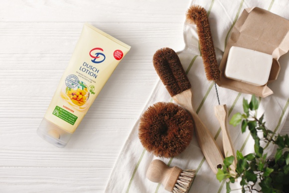 Jak skutecznie nawilżyć włosy i ciało jesienią? Uroda, LIFESTYLE - Czy Ty też tak masz, że gdy tylko nadchodzą pierwsze chłodniejsze dni, to Twoje włosy i skóra od razu stają się przesuszone? Sprawdź 3 sposoby na to, jak skutecznie poradzić sobie z tym problemem – od stóp do głów! title =