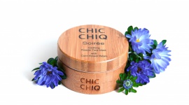 Maseczka inspirowana Ajurwedą- CHIC CHIQ Soirée Uroda, LIFESTYLE - Kojąca i tonizująca maseczka w proszku Soirée z płatkami bławatka, dla odświeżenia skóry przed wieczornym wyjściem.