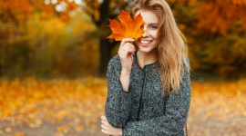 Jak zatrzymać wypadanie włosów jesienią? Uroda, LIFESTYLE - Powakacyjne problemy ze skórą to niestety nie jedyna rzecz, która zmusza nas do intensywniejszej pielęgnacji. Jesienią niepokojące jest także nasilone wypadanie włosów, które może oznaczać, że brakuje im niezbędnych substancji odżywczych.