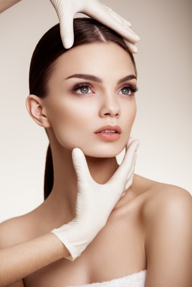 Zdrowa i piękna skóra, czyli jak łączyć zabiegi lecznicze i estetyczne Uroda, LIFESTYLE - Skóra jest bardzo ważnym narządem ludzkiego ciała, pełniącym wiele funkcji. Jej kondycja często jest odzwierciedleniem ogólnego stanu zdrowia: fizycznego i psychicznego. Jeżeli są one w harmonii, zawsze odzwierciedla się to w promiennej cerze i zdrowym blasku w oczach. title =