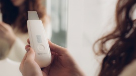 Piękna i zdrowa skóra bez wychodzenia z domu Uroda, LIFESTYLE - Marka Beautifly, lider wśród produktów kosmetologii mobilnej, do profesjonalnej pielęgnacji twarzy i ciała w zaciszu domowym, wprowadza na rynek Sonic Skin Scrubber - urządzenie do peelingu kawitacyjnego.