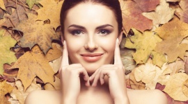 Jesienna pielęgnacja twarzy Uroda, LIFESTYLE - Marzysz o promiennej i nieskazitelnej cerze? Mniej słoneczna, jesienna aura to doskonały sprzymierzeniec w walce z niedoskonałościami skóry. Zapoznaj się z naszymi poradami i sprawdź, dlaczego na przekór wszystkiemu, warto przywitać pochmurne poranki z uśmiechem.