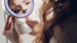 Idealny makijaż w 5-krotnym powiększeniu Uroda, LIFESTYLE - Marka Beautifly, lider wśród produktów kosmetologii mobilnej do profesjonalnej pielęgnacji twarzy i ciała w zaciszu domowym, wprowadza na rynek dwustronne lusterko LED z 5-krotnym powiększeniem i 360-stopniowym kątem obrotu.