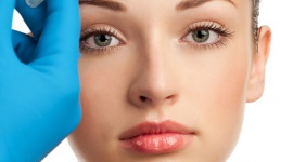 Botoks – obalamy mity Uroda, LIFESTYLE - Botoks sprawia, że rysy stają się łagodne, a twarz wygląda kilka lat młodziej. Kojarzony jest głównie jako sposób na zmarszczki, ale pomaga również w walce z bruksizmem i nadpotliwością. Co jeszcze warto wiedzieć o botoksie?