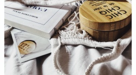 Jak pielęgnować cerę zimą? Uroda, LIFESTYLE - Zima nie jest najlepszym okresem dla skóry. Z jednej strony atakują ją warunki pogodowe, takie jak wiatr, śnieg i mróz; z drugiej zaś narażona jest na przebywanie w suchych, ogrzewanych pomieszczeniach. W obu przypadkach mamy do czynienia z niską wilgotnością powietrza.