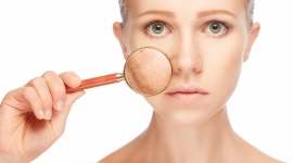 Czym są przebarwienia skórne i jak sobie z nimi radzić – komentarz ekspercki Uroda, LIFESTYLE - Ciemniejsze plamy na skórze to dla wielu kobiet przyczyna dyskomfortu, powodująca utratę pewności siebie. Czym charakteryzują się te zmiany oraz jak sobie z nimi radzić, podpowiada Olga Kamińska, Training Manager marki Biologique Recherche.