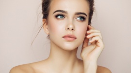 Nadchodzi wiosna! Pomyśl o swojej skórze Uroda, LIFESTYLE - Zima nie jest ulubioną porą roku naszej skóry. Mroźne powietrze, smog, różnica temperatur, ogrzewanie i suche powietrze w domach sprawiają, że może stać się przesuszona, szara. Całe szczęście istnieją zabiegi medycyny estetycznej, które pomogą zregenerować skórę po zimie.