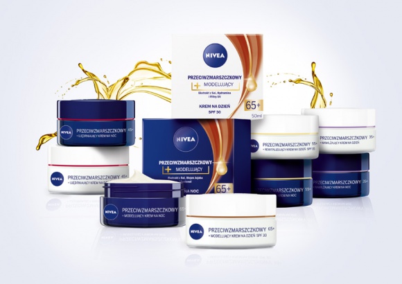 NOWOŚĆ W LINII KREMÓW PRZECIWZMARSZCZKOWYCH Z OLEJKAMI MŁODOŚCI NIVEA Uroda, LIFESTYLE - Nowość NIVEA Przeciwzmarszczkowy + Modelujący Krem na dzień 65+ zawiera aktywną formułę z ekstraktem z soi, która poprawia kontur twarzy i walczy nawet z głębokimi zmarszczkami. title =
