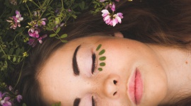 DOSKONAŁA CERA W 4 KROKACH Uroda, LIFESTYLE - Jeśli należysz do zapominalskich, a Twoja codzienna pielęgnacja ogranicza się do zmycia makijażu – pamiętaj, że konsekwencje czają się za rogiem…