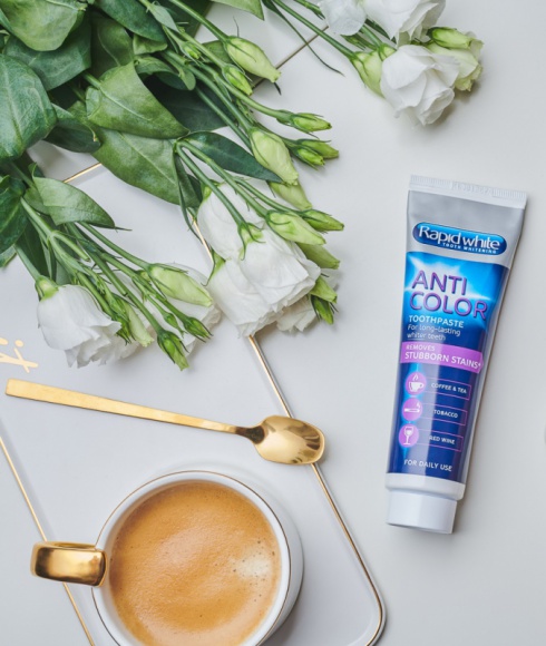 „Polacy a wybielanie zębów” Raport z badania marki Rapid White Uroda, LIFESTYLE - Aż 92% z nas chciałoby rozjaśnić kolor zębów – tak wynika z badania „Polacy a wybielanie zębów”. Które metody domowego wybielania zębów preferujemy, jaki budżet jesteśmy w stanie na taki zabieg przeznaczyć i czy zwracamy uwagę na jego ewentualne skutki uboczne? title =