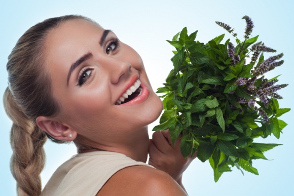 KLORANE WYKORZYSTUJE WYJĄTKOWE WŁAŚCIWOŚCI OCZYSZCZAJĄCE MIĘTY NADWODNEJ Uroda, LIFESTYLE - KLORANE BOTANICAL FOUNDATION DZIELI SIĘ latami badań nad miętą nadwodną. title =