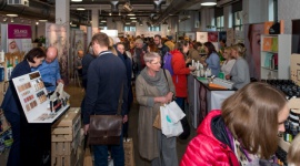 EKOCUDA PRZYCIĄGNĘŁY TŁUMY! Uroda, LIFESTYLE - Druga edycja targów kosmetyków naturalnych w Poznaniu przyciągnęła tłumy fanów naturalnej pielęgnacji. Kolejka chętnych ciągnęła się przed budynkiem jeszcze przed otwarciem drzwi Concordia Design.