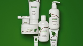 Arbonne Botaniques – Esencja najwspanialszych darów natury Uroda, LIFESTYLE - Wyrusz w podróż po tropikalnych zapachach. Dzięki najnowszej kolekcji będziesz mogła wybrać się na przechadzkę po sadzie, zaczerpnąć drzemki na łące pełnej kwiatów lub relaksującej kąpieli pod wodospadem.