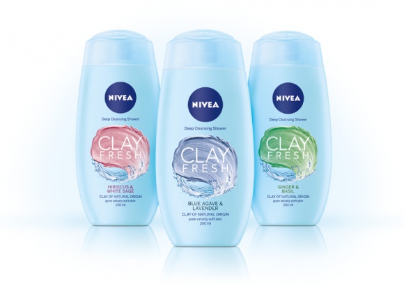 Oczyszczająca moc glinek w nowej linii NIVEA CLAY FRESH Uroda, LIFESTYLE - Wyobraź sobie codzienną kąpiel pod prysznicem, która dzięki glinkom oczyszcza skórę jak nigdy dotąd… Która może stać się przyjemnym rytuałem, a skóra po nim będzie wyjątkowo gładka. A do tego ten zniewalający zapach ziół i kwiatów! Poznaj NIVEA CLAY FRESH! title =