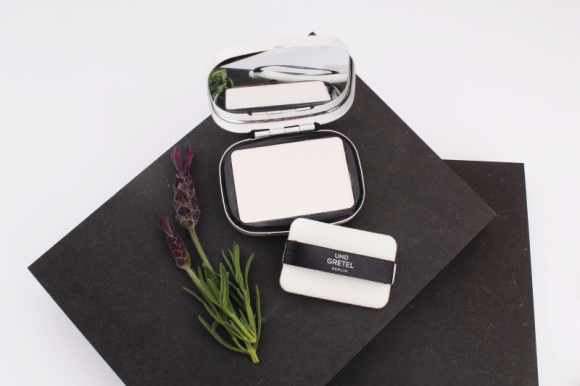 4 pytania do wizażystki o konturowanie twarzy Uroda, LIFESTYLE - Modelowanie twarzy za pomocą gry światła i cienia to element sztuki wizażu, który na co dzień stosuje coraz więcej kobiet. W jaki sposób nadać twarzy odpowiednie proporcje, optycznie ją wyszczuplić oraz ukryć mankamenty? Radzi Anna Lohmann, wizażystka marki Und Gretel. title =