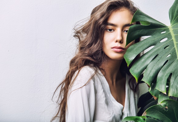 Co oznacza zaburzenie mikrobiomu skóry? Uroda, LIFESTYLE - Temat kultur bakterii zamieszkujących nasz przewód pokarmowy jest już powszechnie znany. Mało jednak osób zdaje sobie sprawę z tego, że pożyteczne bakterie występują również w jamie ustnej czy też na naszym największym narządzie – skórze, gdzie tworzą specyficzny mikrobiom (...) title =