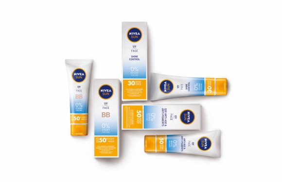 Ochrona skóry twarzy i ciała w podręcznych wersjach na wakacje! Uroda, LIFESTYLE - Pakowanie się na wakacje to nie lada wyzwanie – lista rzeczy, które warto zabrać ze sobą by zadbać o ochronę przed słońcem potrafi być naprawdę długa. A taką ochronę dobrze jest mieć zawsze przy sobie, nie tylko na urlopie. title =
