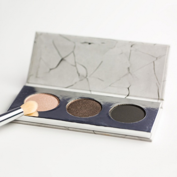 Wegańska paleta cieni na każdą okazję od IUNO Cosmetics Uroda, LIFESTYLE - Każda kobieta, która chce żyć w zgodzie z naturą, w swojej kosmetyczce powinna posiadać idealnie dopasowaną paletę cieni bez silikonów i SLS, by skóra wyglądała zdrowo i promiennie. title =