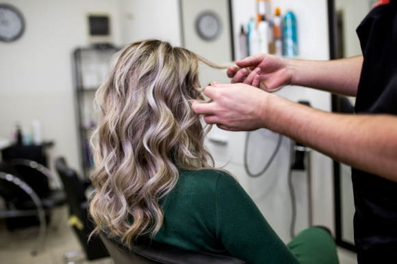 TOP 5 porad dla włosów dojrzałych Uroda, LIFESTYLE - Czasu nie da się zatrzymać. Choć usilnie próbujemy pozbyć się zmarszczek często zapominamy, że proces starzenia dotyczy także włosów. Chociaż wiek włosów nie zawsze pokrywa się z wiekiem właścicieli, ich pielęgnacja wymaga szczególnej uwagi. title =