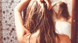 Nadmierne wypadanie włosów – zabiegi na włosy Uroda, LIFESTYLE - Może mieć podłoże hormonalne, wynikać z intensywnych zmian łojotokowych skóry czy zaburzeń wchłaniania – niezależnie od przyczyn nadmiernego wypadania włosów, traktujemy je jako problem estetyczny.