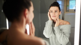 ROZSZERZONE PORY? POŻEGNAJ JE RAZ NA ZAWSZE! Uroda, LIFESTYLE - Jednym z częstych problemów, z którymi kobiety zgłaszają się do gabinetów medycyny estetycznej są rozszerzone pory. Tak – mowa o nieestetycznych „dziurkach”, które mogą zrujnować nawet najlepszy makijaż.