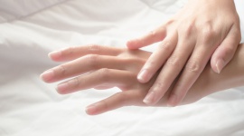 Uroda, LIFESTYLE - Dłonie mówią o nas więcej niż mogłoby się wydawać – często mogą zdradzić, jaką pracę wykonujemy na co dzień oraz ile mamy lat. To właśnie na dłoniach najczęściej widać pierwsze objawy starzenia. JAK WALCZYĆ Z EFEKTAMI STARZENIA SIĘ DŁONI? Uroda, LIFESTYLE - Dłonie mówią o nas więcej niż mogłoby się wydawać – często mogą zdradzić, jaką pracę wykonujemy na co dzień oraz ile mamy lat. To właśnie na dłoniach najczęściej widać pierwsze objawy starzenia.
