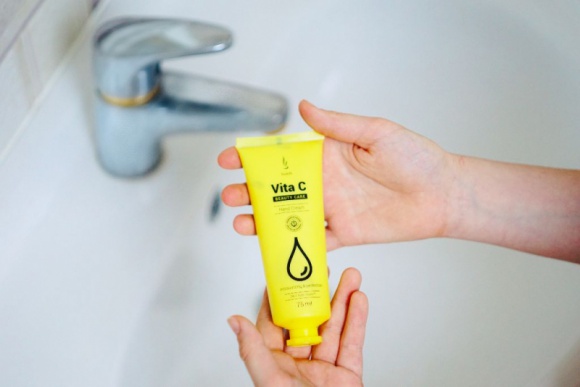 Domowe sposoby na spierzchnięte i suche dłonie Uroda, LIFESTYLE - W obecnym czasie nasze dłonie są narażone nie tylko na czynniki zewnętrzne, ale także na wzmożoną dezynfekcje. Co za tym idzie - stają się szorstkie, podatne na pęknięcia i pieką. Co zrobić, by je nawilżyć i sprawić, by zniosły ciągłą dezynfekcję nieco lepiej? title =