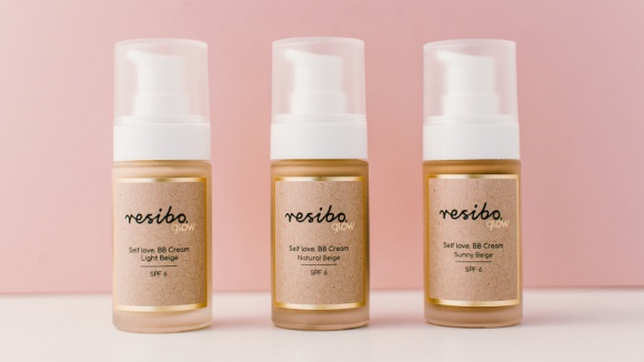 Ten krem BB sprawi, że pokochasz swoją skórę na nowo Uroda, LIFESTYLE - SELF LOVE. BB CREAM to absolutna nowość Resibo. Krem BB ma trzy odcienie i 98,6% składników pochodzenia naturalnego. 5% ze sprzedaży produktu marka przekaże na wsparcie kobiet, które w czasie pandemii koronawirusa doświadczyły przemocy domowej. title =