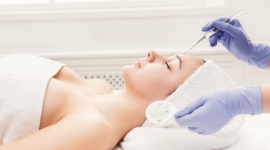 Gabinety znów otwarte. Czy można jeszcze wykonać zabieg z kwasami? Uroda, LIFESTYLE - Czy Ci, którzy planowali wykonać zabieg z kwasami wczesną wiosną i nie zdążyli tego zrobić przed zamknięciem gabinetów kosmetycznych związanym z pandemią, muszą teraz czekać do jesieni? Zapytaliśmy eksperta.