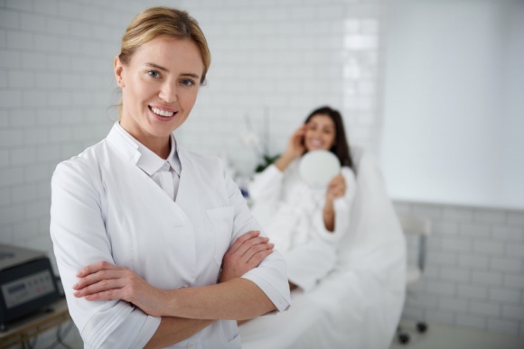 Zabiegi medycyny estetycznej znów dostępne – jak przedłużyć i wzmocnić ich efekt Uroda, LIFESTYLE - Dziś jeszcze bardziej niż kiedykolwiek chcemy, aby efekt naszej wizyty w gabinecie medycyny estetycznej utrzymywał się maksymalnie długo bez konieczności ponownej wizyty. Czy mamy na to wpływ? title =
