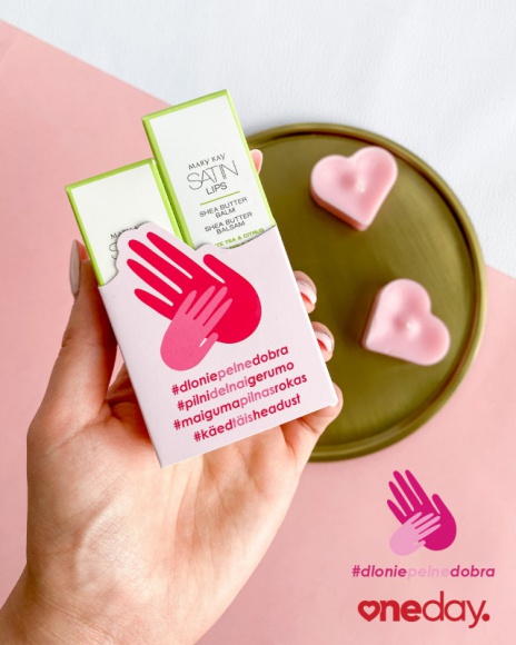 Ruszyła kolejna edycja kampanii społecznej „Dłonie pełne dobra” Uroda, LIFESTYLE - Kup Zestaw Satin Lips™ i stań się częścią kampanii „Dłonie pełne dobra” marki Mary Kay, która po raz kolejny wspiera podopiecznych Fundacji One Day. Ambasadorką tegorocznej edycji jest Alżbeta Lenska. title =
