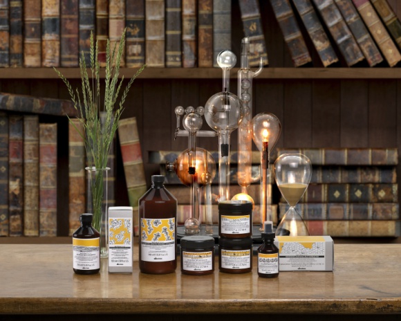 Jeszcze silniejsza odbudowa zniszczonych włosów z kosmetykami Davines Nourishing Uroda, LIFESTYLE - Davines udoskonalił formuły kosmetyków Nourishing, które pozwalają przywrócić nowe życie suchym, łamliwym włosom. Intensywnie odbudowująca linia została także poszerzona o nowe produkty, które dodatkowo zapobiegają rozdwajaniu końcówek, ułatwiają rozczesywanie i zwiększają połysk title =