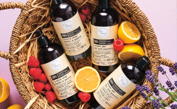 Czas na domowy rytuał SPA – naturalnie i ekologicznie z Biedronką Uroda, LIFESTYLE - Przepis na wakacyjne spa bez wychodzenia z domu? Spokojny, letni wieczór bez bzyczenia komarów koło ucha. W tle relaksująca, uspokajająca ciało i umysł muzyka. Dookoła kule do kąpieli, maseczki, mgiełki – wegańskie i ekologiczne, bez sztucznych składników. title =