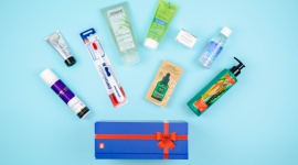 Letni SuperBox od Super-Pharm Uroda, LIFESTYLE - W sierpniowe dni wiele czasu spędzamy na łonie natury, korzystając z ciepłych promieni słońca. Z chęcią choć na chwilę odrywamy się od codziennego zgiełku miasta, by odpocząć i naładować baterie.