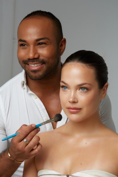 Spektakularny makijaż wieczorowy, dzięki trikom Harrego J