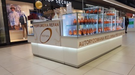 Jesienna kolekcja barw w ETC Swarzędz Uroda, LIFESTYLE - Jesień to kolory energetycznej czerwieni, pomarańczy i ciepłego brązu. W tym sezonie królują również neonowe i inne jaskrawe barwy, pełne optymizmu i temperamentu. Koniec z ponurymi szarościami i neutralnymi beżami.