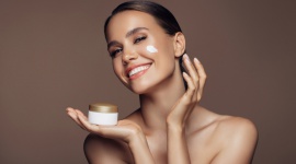 Dermokosmetyki, które podbiły serca Klientek Super-Pharm Uroda, LIFESTYLE - Skoncentrowane formuły, moc składników aktywnych, wysoka skuteczność potwierdzona badaniami – to tylko kilka głównych zalet dermokosmetyków. Dermatolodzy rekomendują je do codziennej pielęgnacji, ponieważ niezawodnie radzą sobie z problemami skóry.