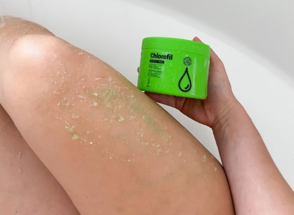 Peeling - niezbędny element pielęgnacji po lecie Uroda, LIFESTYLE - Kalendarzowe lato co prawda jeszcze trwa, ale największe upały prawdopodobnie za nami. Możemy odetchnąć rześkim powietrzem i nasza skóra również ma w końcu szansę odpocząć. Po styczności ze słoną wodą, piaskiem i upalnym słońcem z pewnością przyda jej się regeneracja. title =