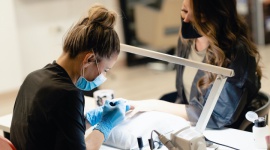 Zabiegi kosmetyczne, bez których nie wytrzymasz drugiego lockdownu Uroda, LIFESTYLE - Zabiegi na brwi i rzęsy - tego najbardziej zabraknie Polkom w przypadku ponownego zamknięcia salonów hair & beauty. To te wizyty były najczęściej umawiane w ostatnich miesiącach w salonach kosmetycznych. Ciężko będzie nam wytrzymać również bez fryzjera i… depilacji wąsika.