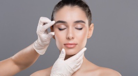 Lifting doskonały – nowy wymiar modelowania twarzy Uroda, LIFESTYLE - Wiele kobiet szuka idealnego rozwiązania, które pomoże przywrócić twarzy młode rysy, usunąć nadmierną tkankę tłuszczową z okolic podbródka oraz odzyskać skórze jędrność i zdrowe napięcie. Jaki zabieg wybrać? Zapytaliśmy eksperta – dr. Krzysztofa Ziemlewskiego.