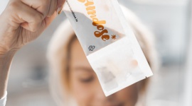 Kosmetyki dobre na wszystko? Czyli jak Polacy dbają o zdrowie i urodę Uroda, LIFESTYLE - Zimą stan naszej skóry ulega pogorszeniu. Często jest przesuszona, zmęczona, zaczerwieniona. Stany zapalne są nasilone, a wypryski bardziej widoczne. Może to być spowodowane mrozem i wiatrem, suchym powietrzem w ogrzewanych pomieszczeniach lub słabszą w tym okresie odpornością.