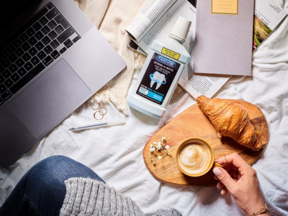 Przebarwienia na zębach – jak z nimi walczyć? Uroda, LIFESTYLE - Przebarwienia są skutkiem zazwyczaj kontaktu zębów z barwiącymi produktami spożywczymi, ale nie tylko. W jaki sposób minimalizować ryzyko powstawania plam nazębnych? Odpowiada higienistka marki Rapid White. title =