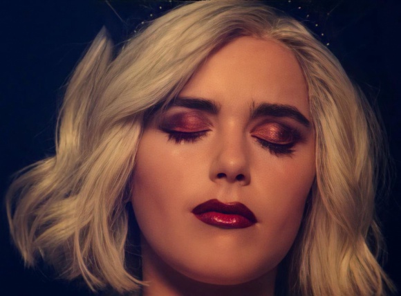 Jak stworzyć look Sabriny Spellman? Uroda, LIFESTYLE - Dobra wiadomość dla fanów „The Chilling Adventures of Sabrina” – do premiery nowego sezonu zostało już zaledwie kilka dni! Jak stworzyć ikoniczny look głównej bohaterki w domowym zaciszu? title =