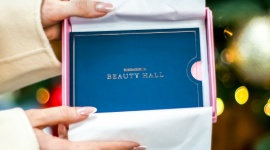 Wyjątkowy prezent na Święta? Voucher do Beauty Hall w Elektrowni Powiśle Uroda, LIFESTYLE - Rok 2020 był pełen wyzwań, a ostatnie miesiące pokazały nam, że czasem warto zwolnić tempo, aby odnaleźć równowagę, spokój i harmonię. W te wyjątkowe święta warto więc podarować najbliższym najcenniejszy prezent – chwilę tylko dla siebie.