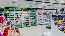 Zielone półki w Super-Pharm Uroda, LIFESTYLE - Początek roku sprzyja realizacji nowych postanowień. To idealny moment, aby zastanowić się nad rytuałami pielęgnacyjnymi i zwrócić się w kierunku natury. Aby ułatwić dokonywanie codziennych wyborów, w Super-Pharm pojawiły się właśnie specjalnie oznakowane zielone strefy.