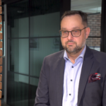 Firmy chętnie badają doświadczenia konsumentów dotyczące produktów lub usług. Lekceważą jednak ich negatywne opinie